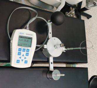 Jakie warunki mikroklimatu kształtują się w polu operacyjnym przy założeniu różnych rozwiązań zastosowanego systemu wentylacji i klimatyzacji?